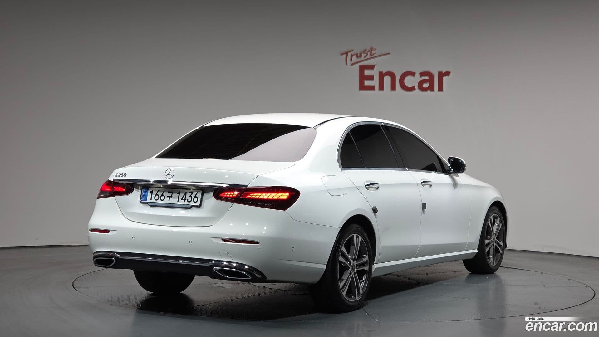Main__Slider__Photo:E-Class Mercedes-Benz 2023.10-1