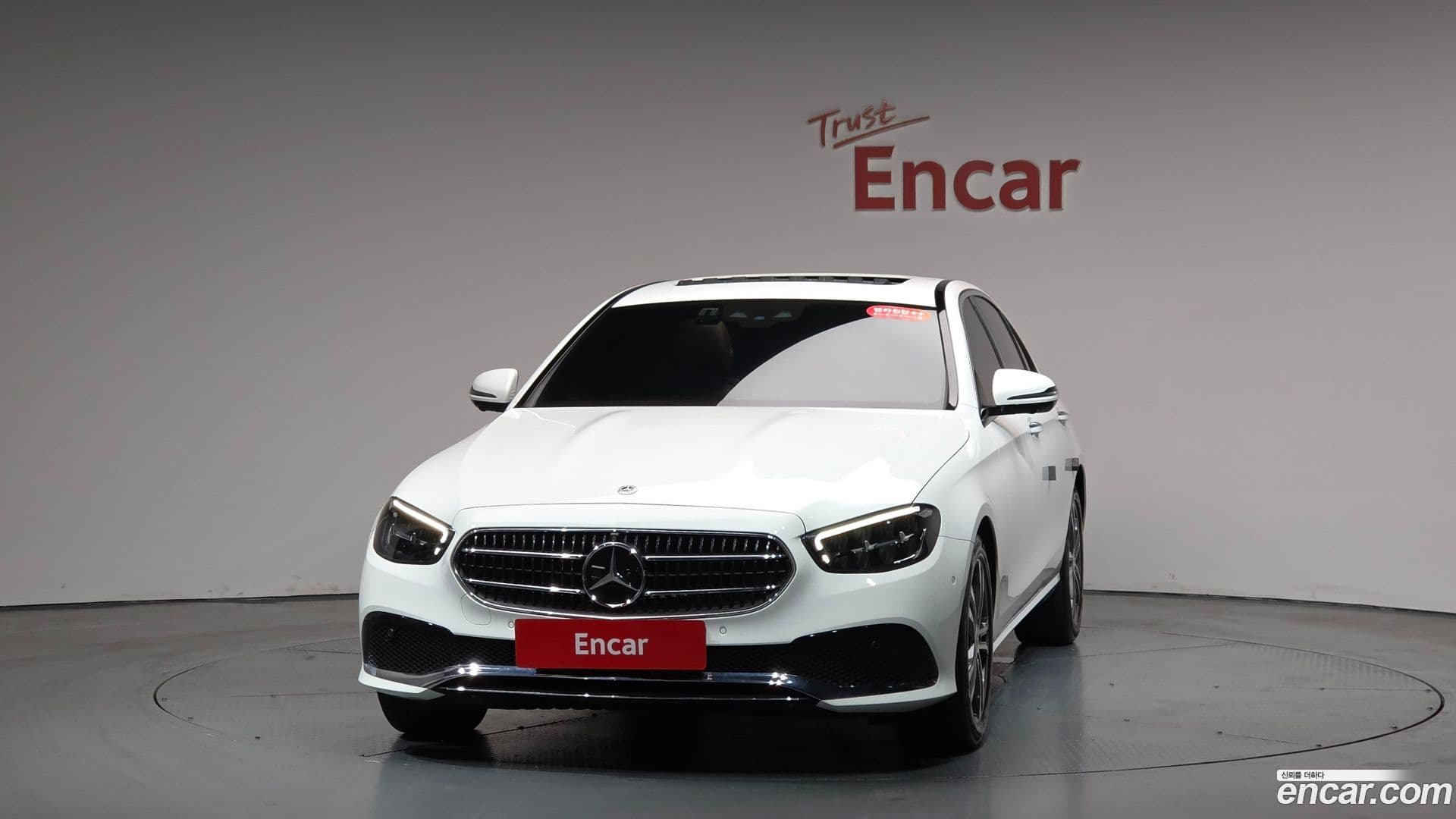 Main__Slider__Photo:E-Class Mercedes-Benz 2023.10-2