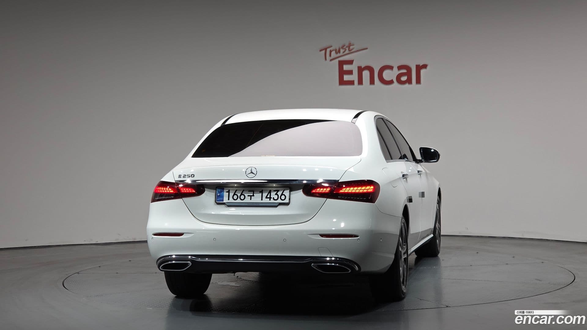 Main__Slider__Photo:E-Class Mercedes-Benz 2023.10-3