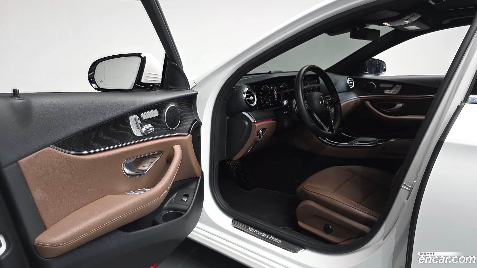 Main__Slider__Photo:E-Class Mercedes-Benz 2023.10-9