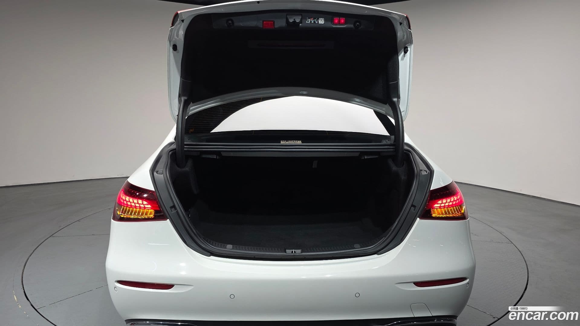 Main__Slider__Photo:E-Class Mercedes-Benz 2023.10-19