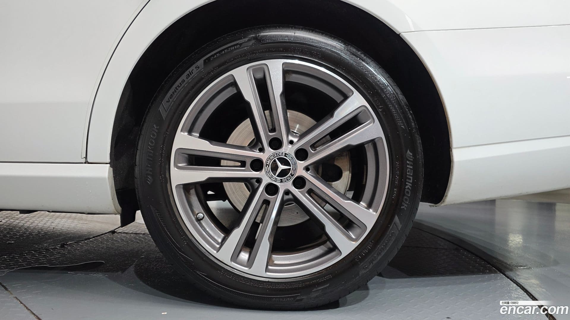 Main__Slider__Photo:E-Class Mercedes-Benz 2023.10-20