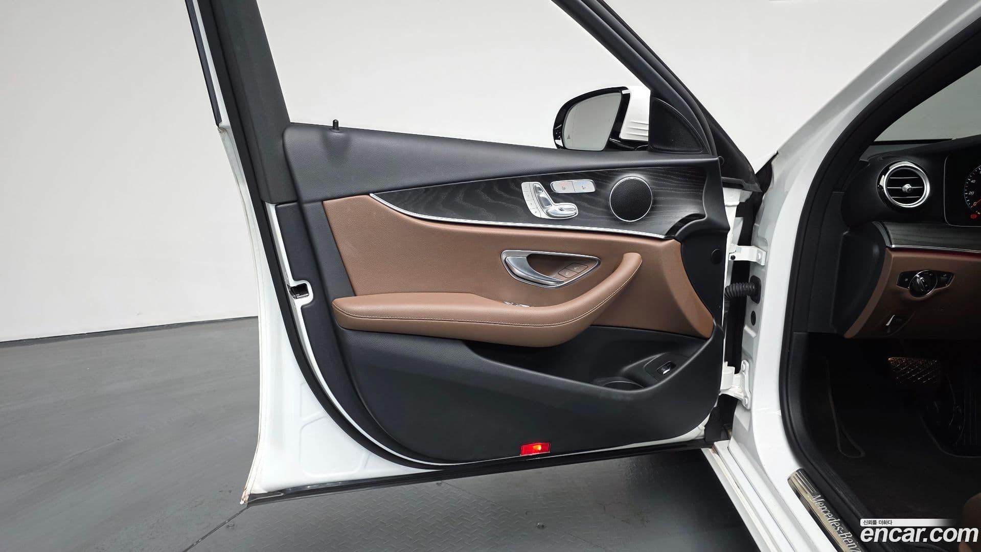 Main__Slider__Photo:E-Class Mercedes-Benz 2023.10-23