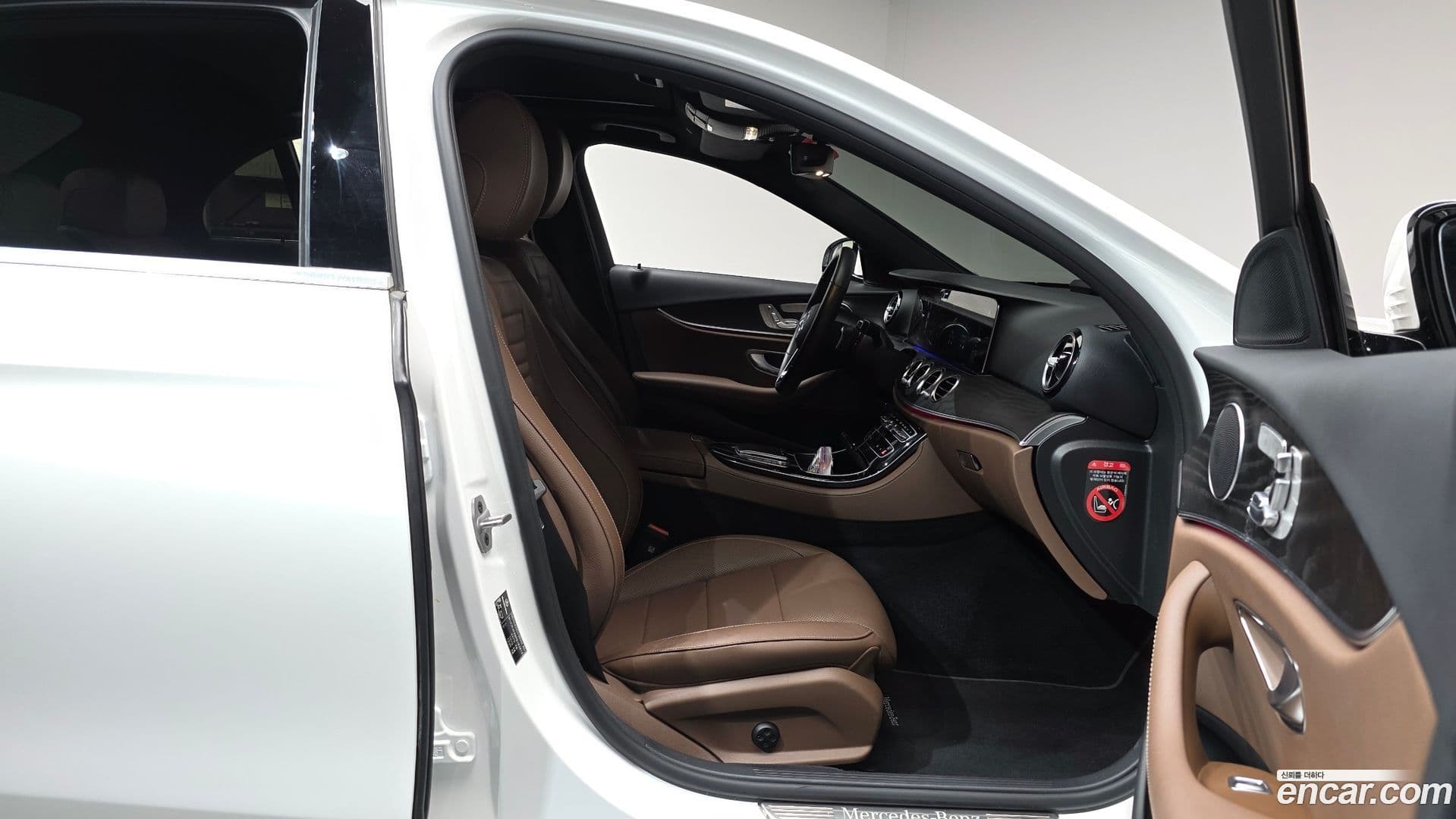 Main__Slider__Photo:E-Class Mercedes-Benz 2023.10-25