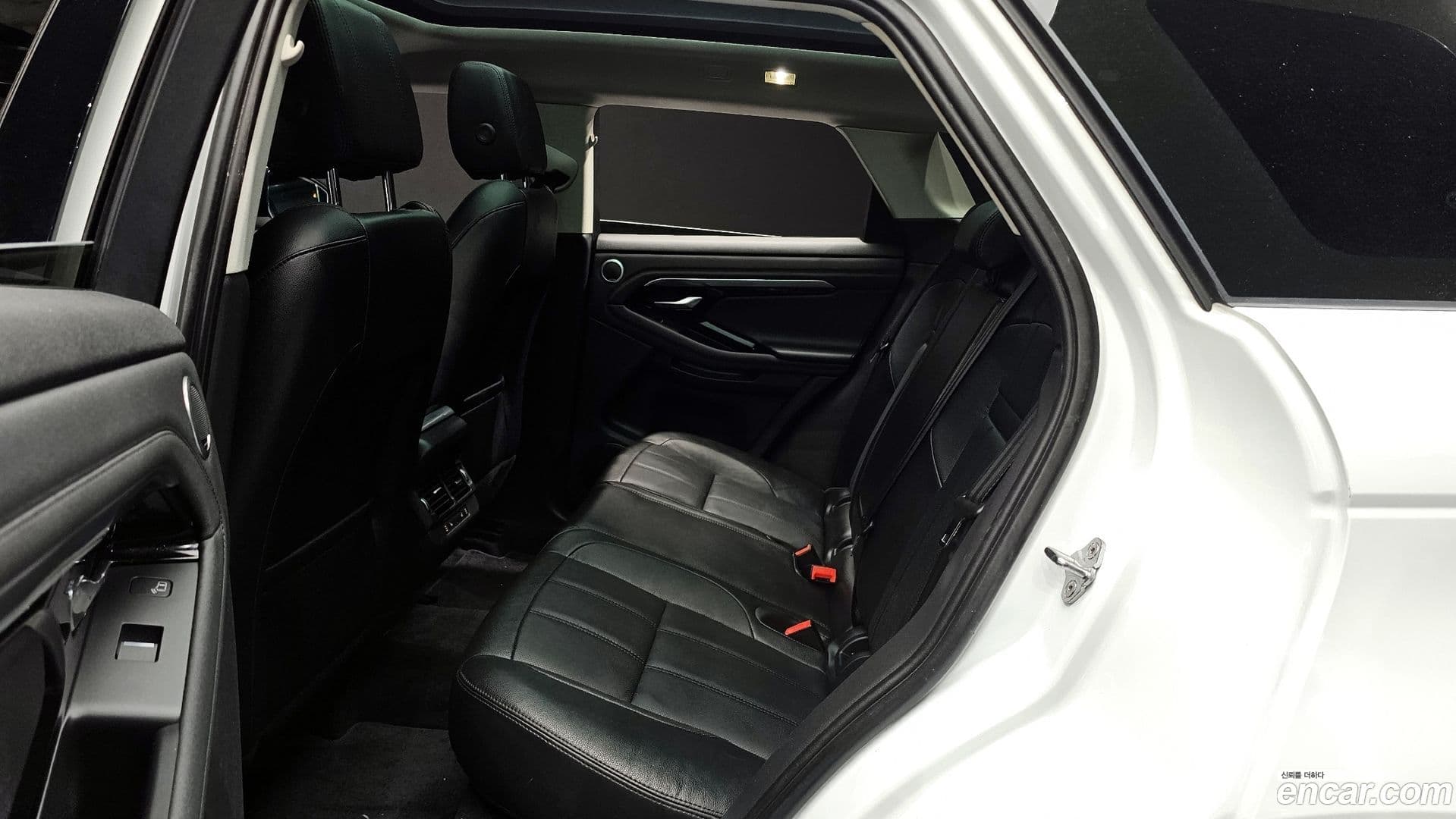 Main__Slider__Photo:Range Rover Evoque Land Rover 2020.2-11