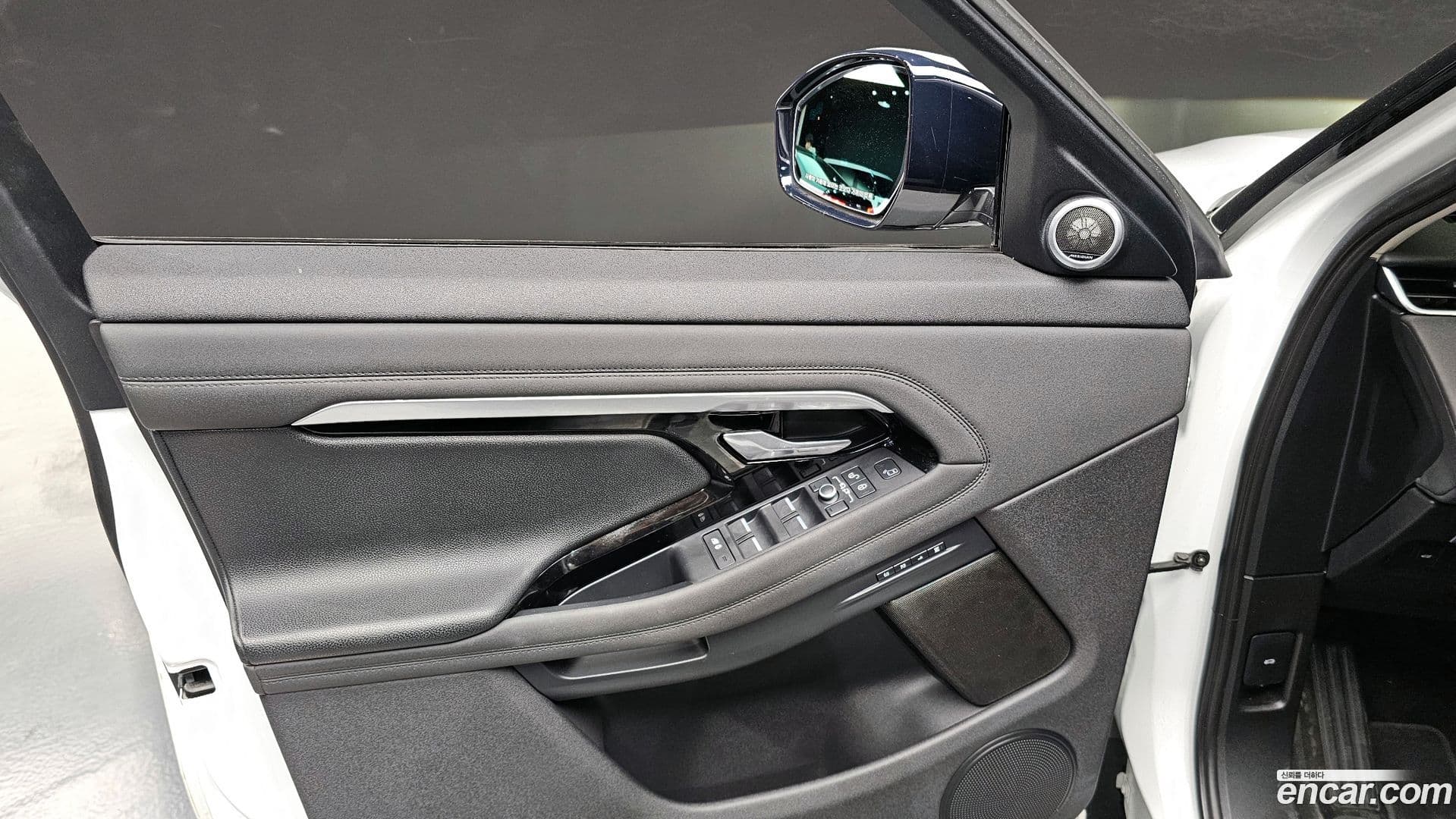 Main__Slider__Photo:Range Rover Evoque Land Rover 2020.2-23