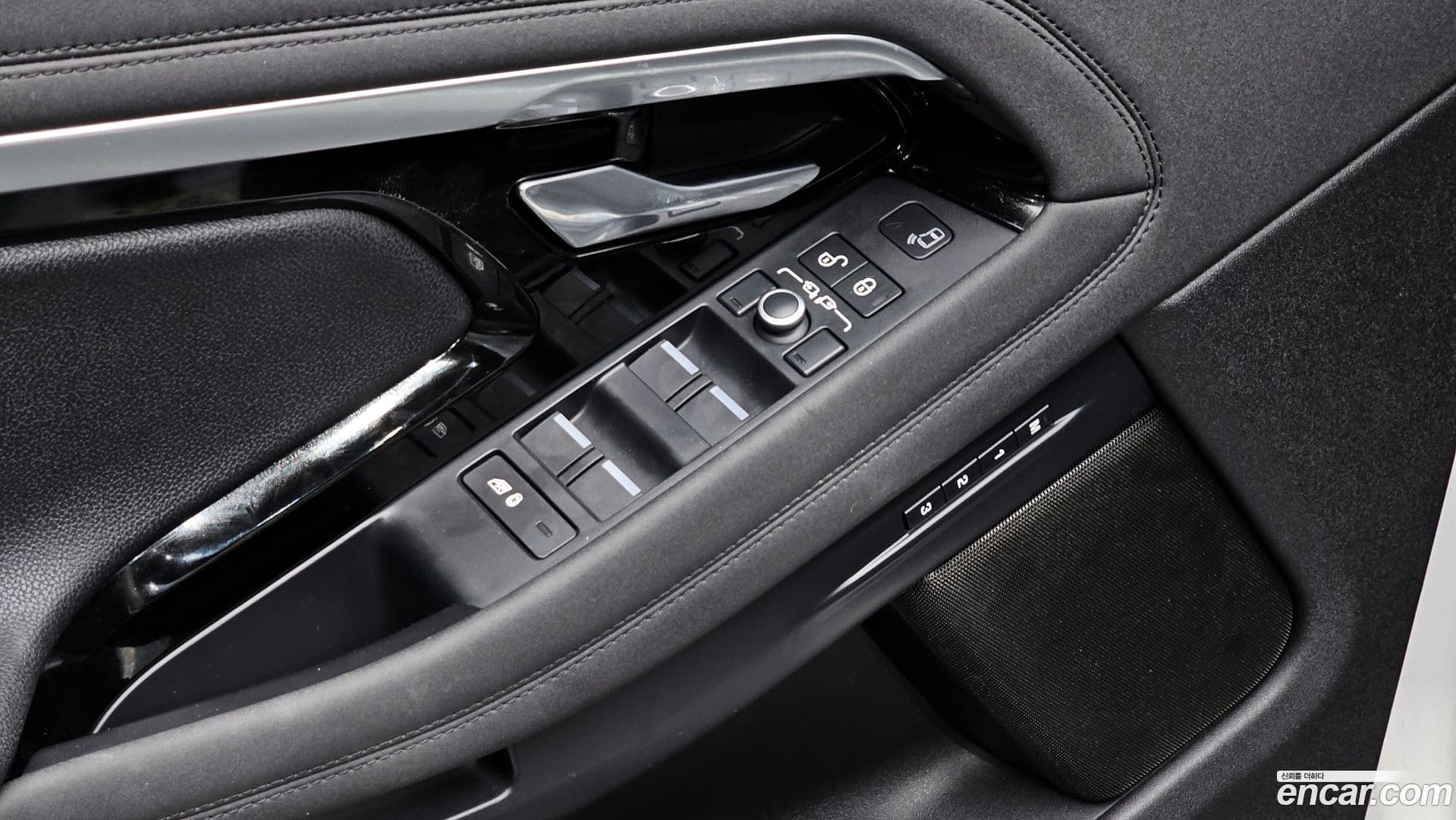 Main__Slider__Photo:Range Rover Evoque Land Rover 2020.2-27