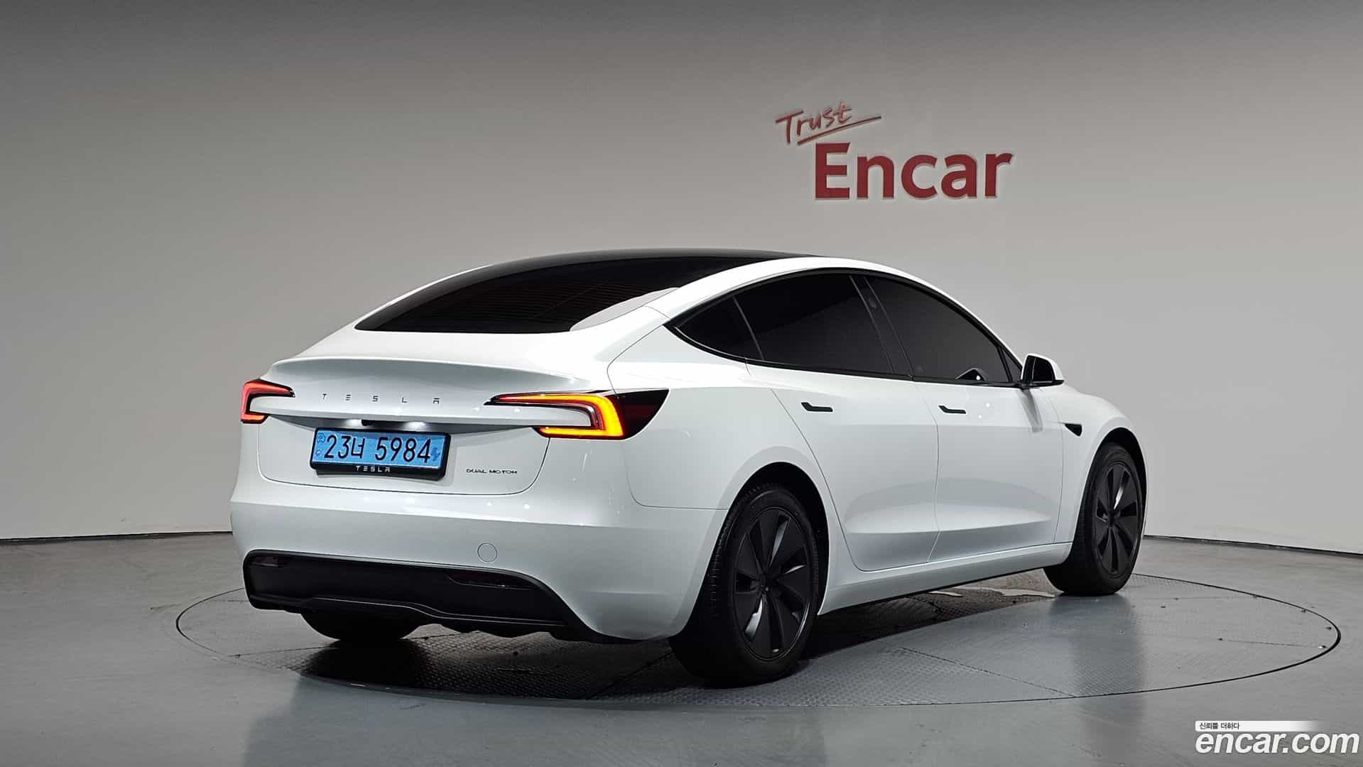 Model 3 Tesla 2025.2-OUTER-002