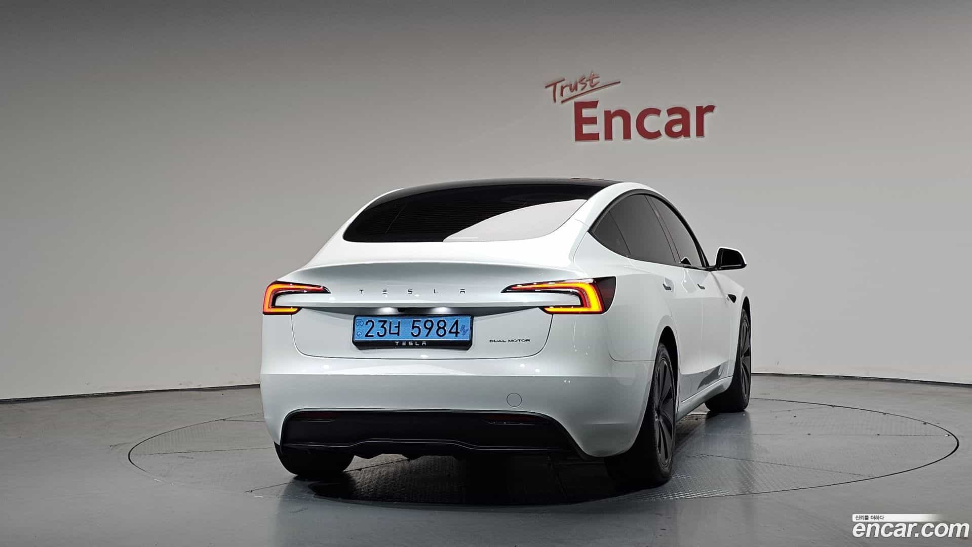 Model 3 Tesla 2025.2-OUTER-004