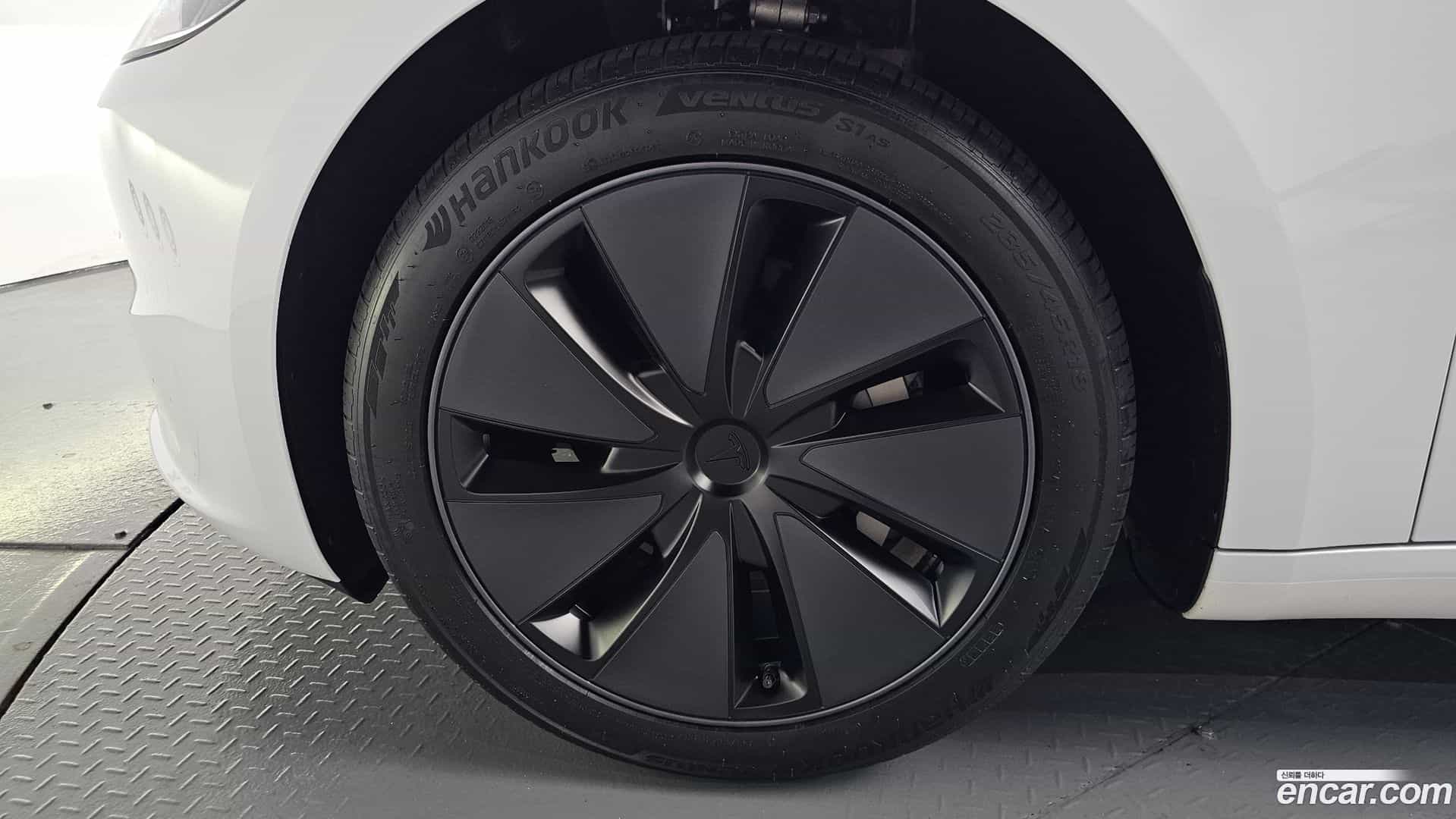 Model 3 Tesla 2025.2-OUTER-031