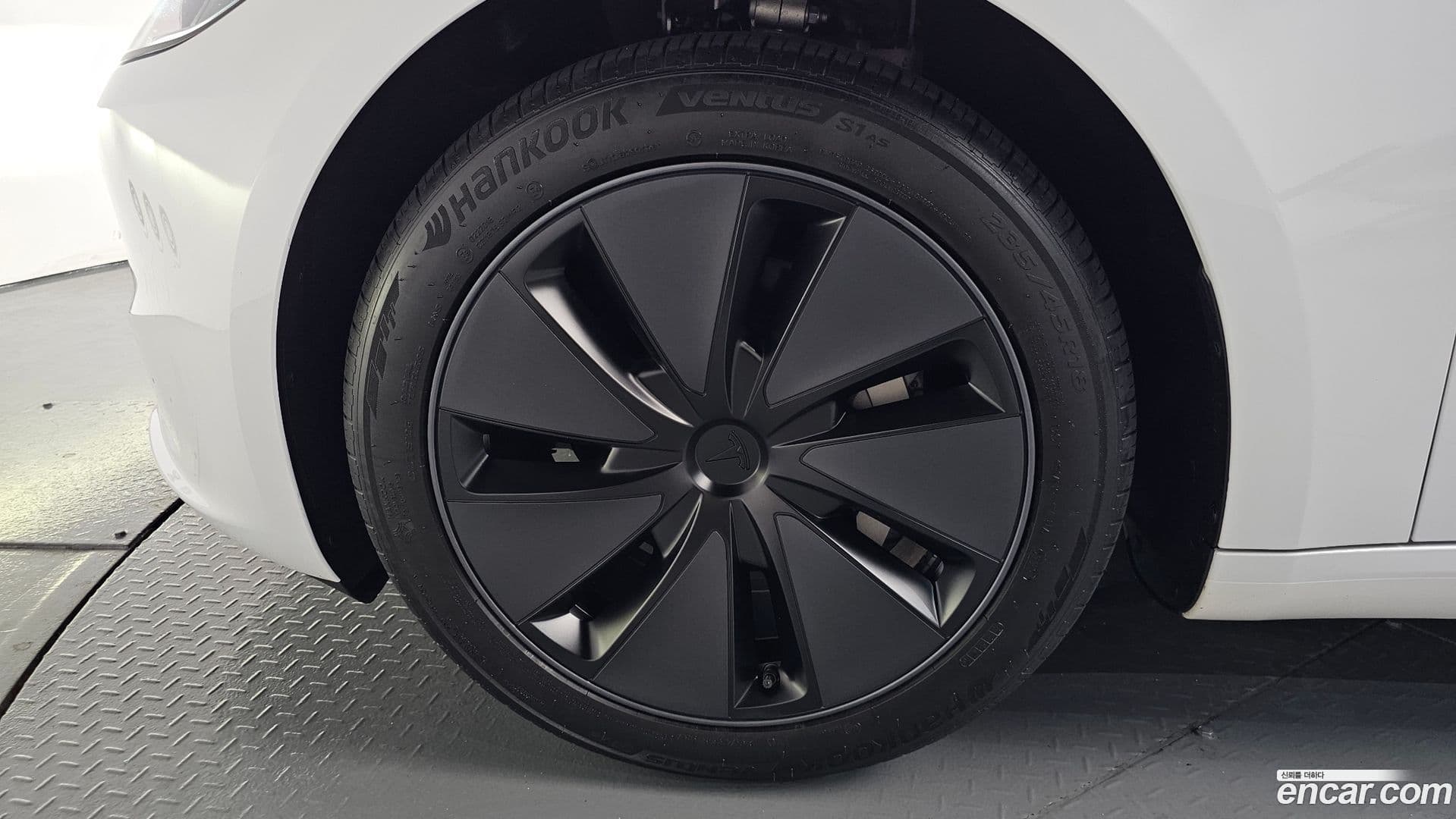 Main__Slider__Photo:Model 3 Tesla 2025.2-20