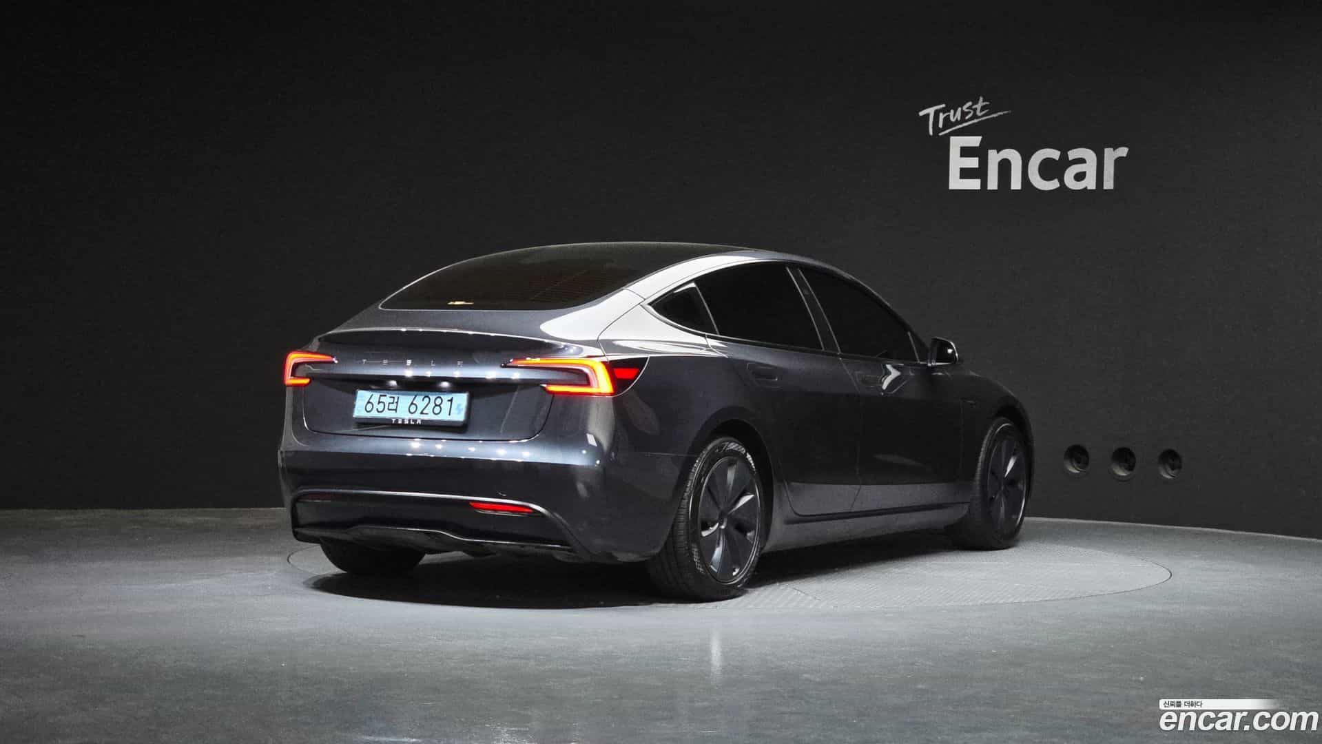 Model 3 Tesla 2025.2-OUTER-002