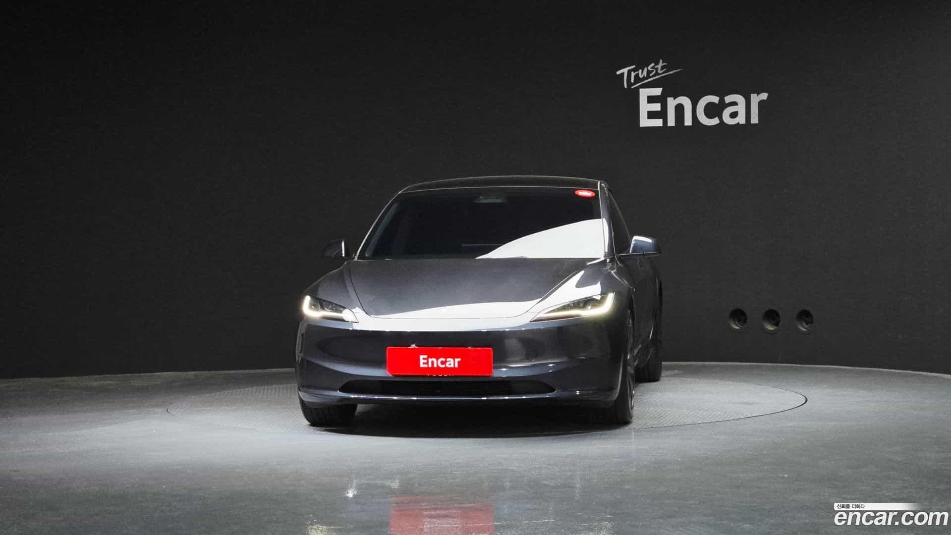 Model 3 Tesla 2025.2-OUTER-003