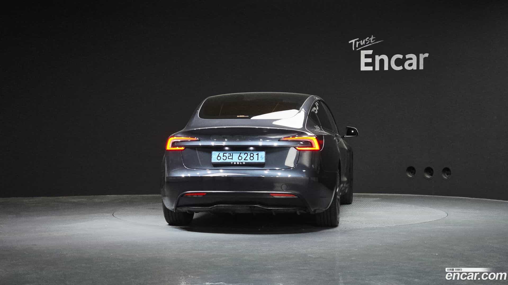 Model 3 Tesla 2025.2-OUTER-004