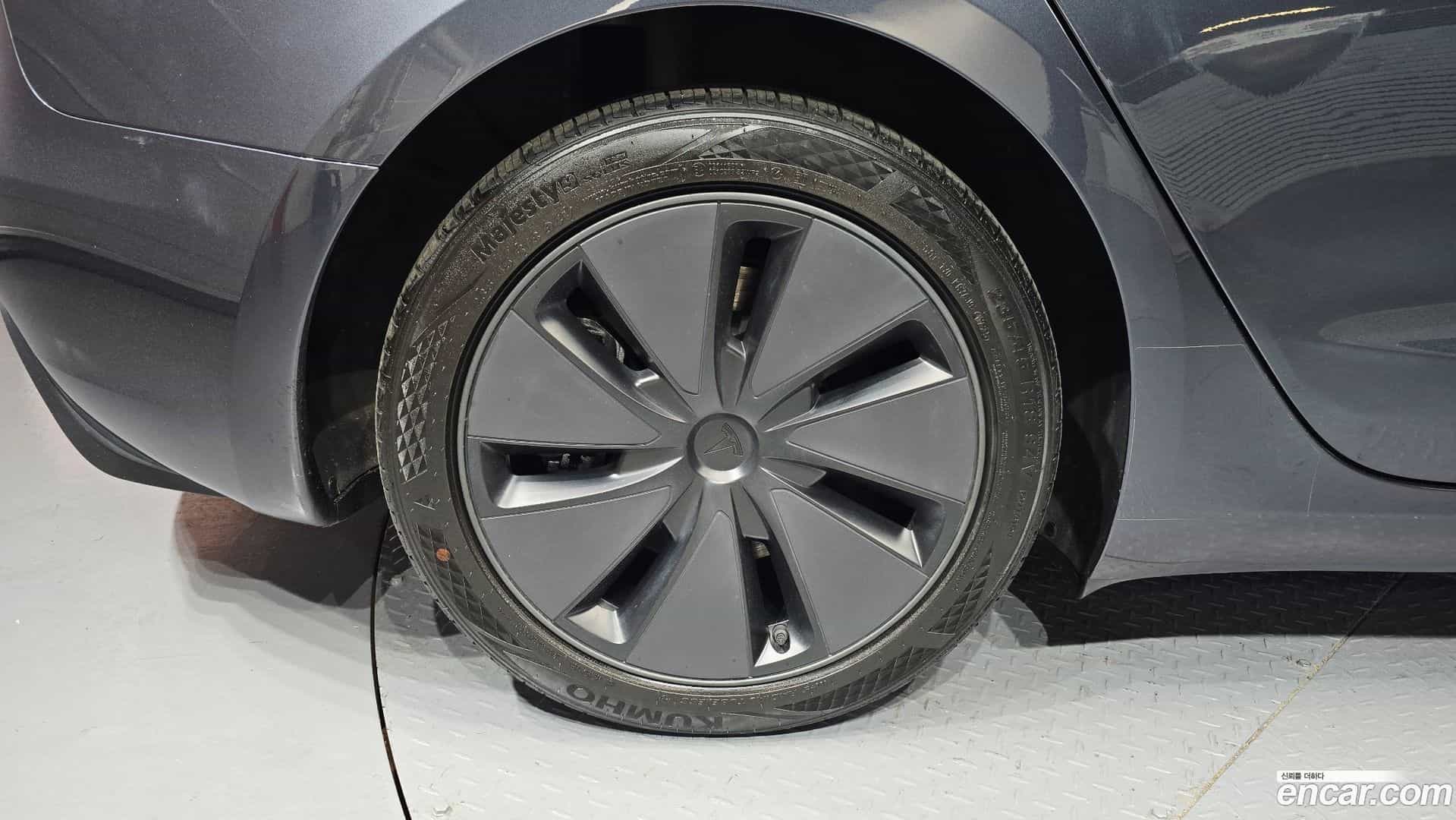 Model 3 Tesla 2025.2-OUTER-005