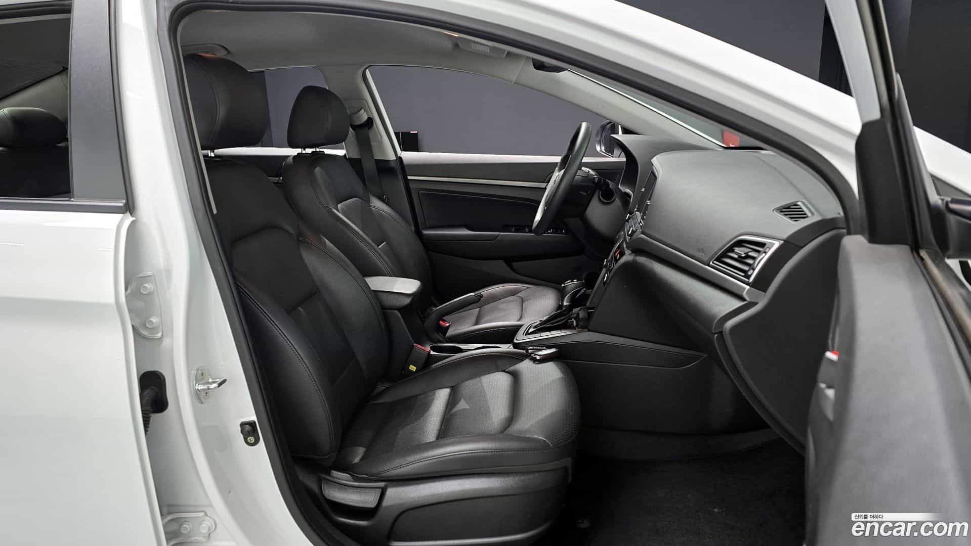 AVANTE Hyundai 2017.11-OPTION-015