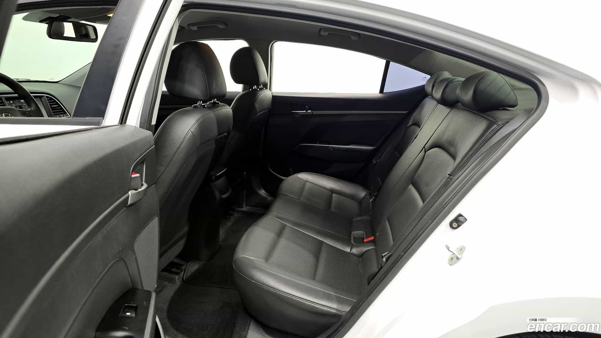AVANTE Hyundai 2017.11-OPTION-016