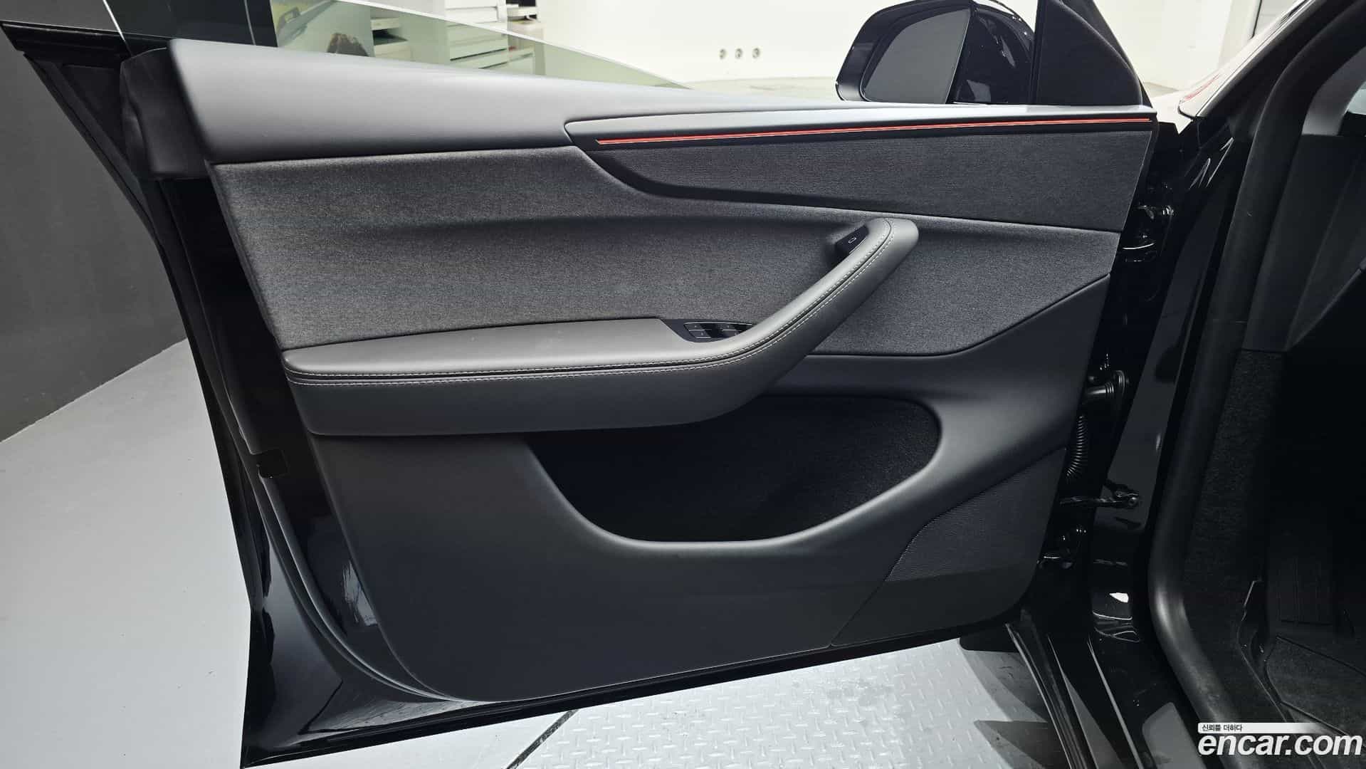 Model Y Tesla 2025.8-INNER-034