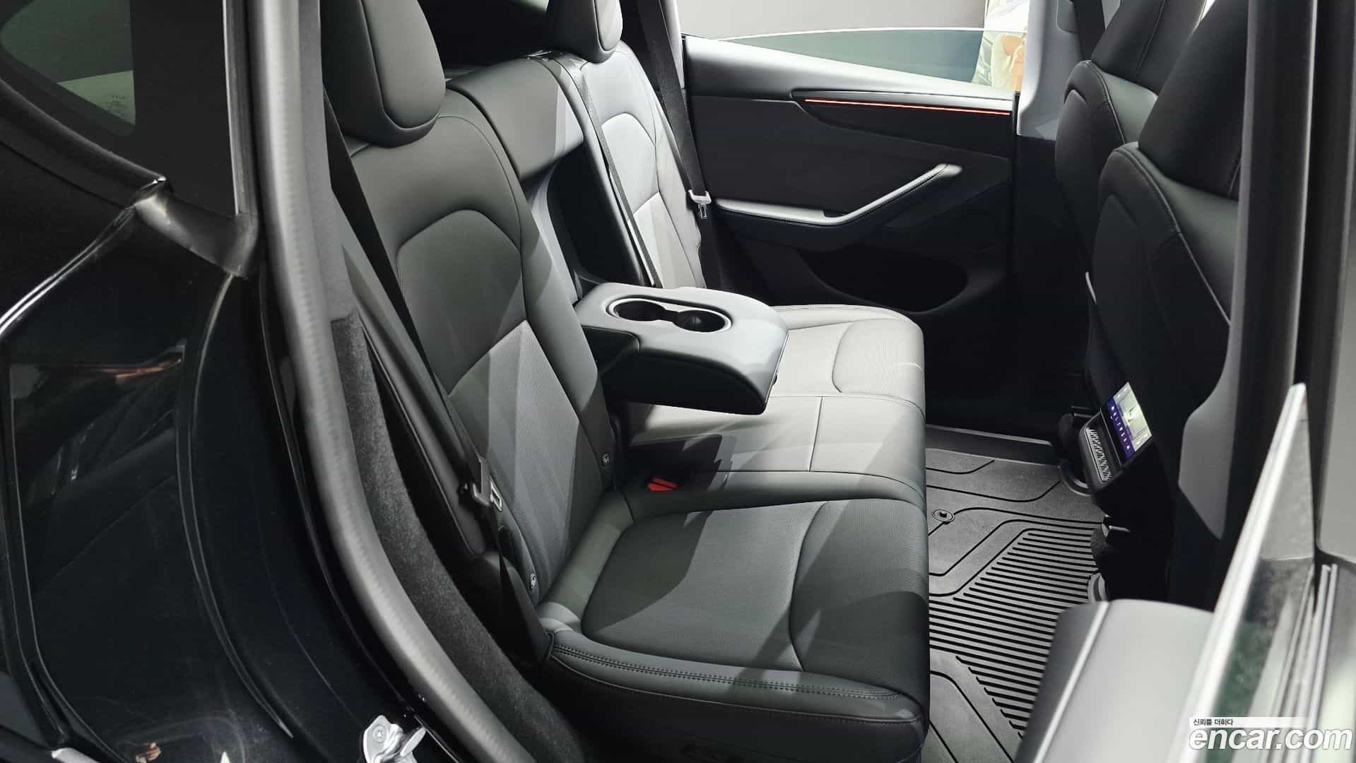 Model Y Tesla 2025.8-INNER-036