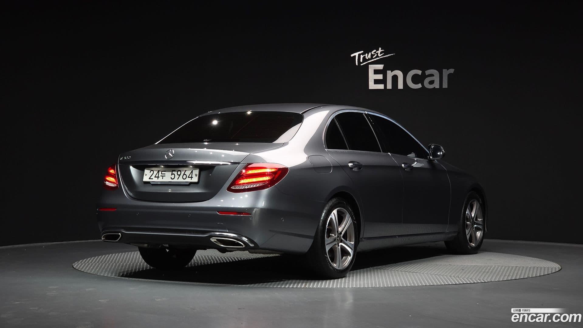 Main__Slider__Photo:E-Class Mercedes-Benz 2019.7-1