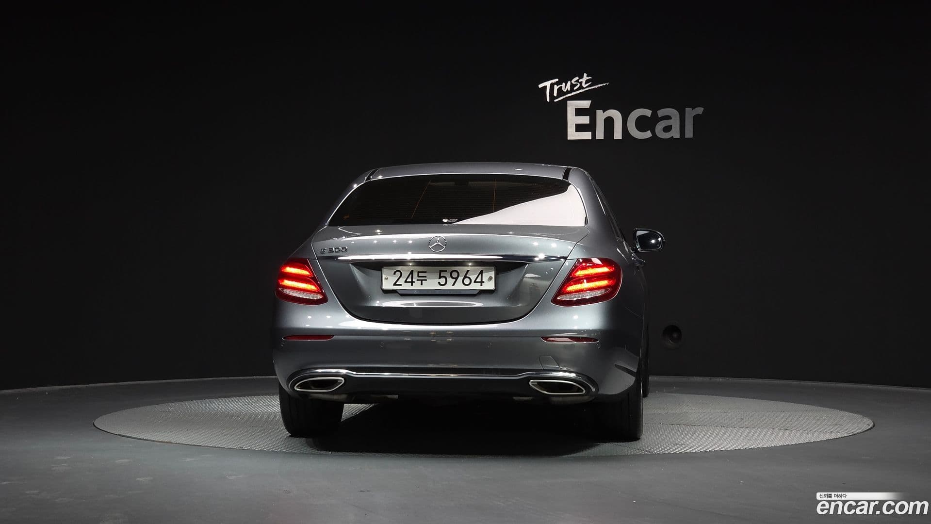 Main__Slider__Photo:E-Class Mercedes-Benz 2019.7-3