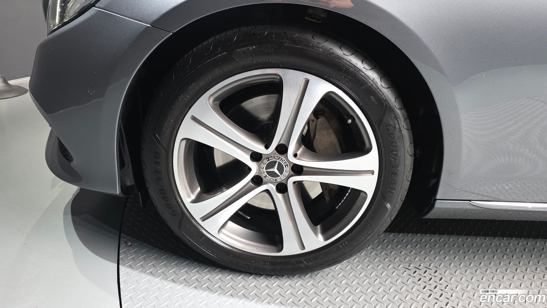 Main__Slider__Photo:E-Class Mercedes-Benz 2019.7-4