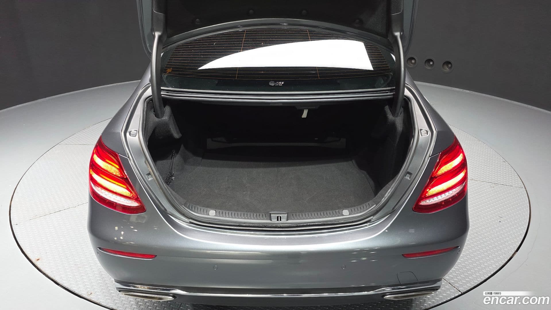 Main__Slider__Photo:E-Class Mercedes-Benz 2019.7-19