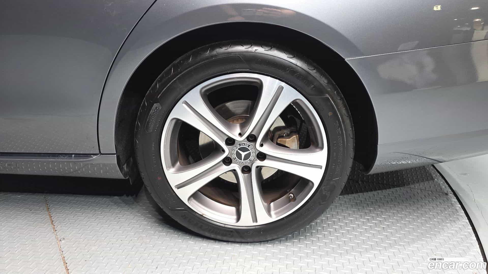E-Class Mercedes-Benz 2019.7-OUTER-031