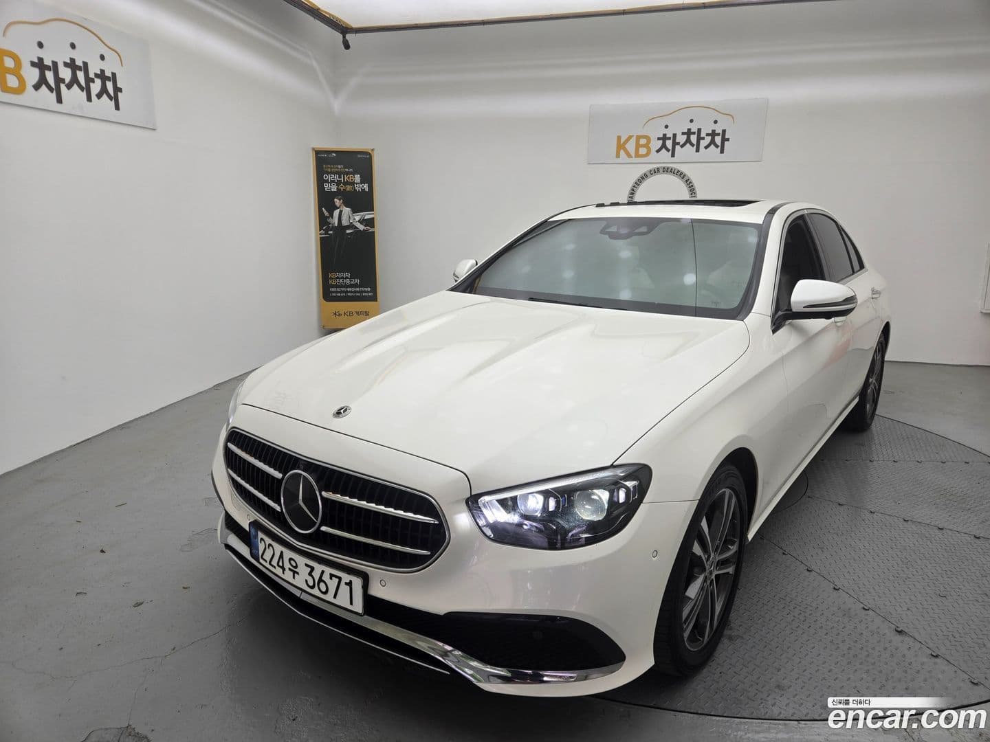 Main__Slider__Photo:E-Class Mercedes-Benz 2022.7-0