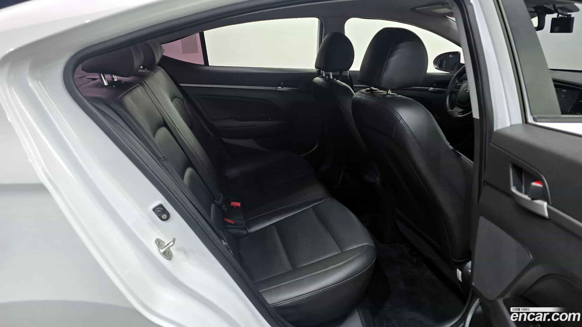 AVANTE Hyundai 2017.6-OPTION-015