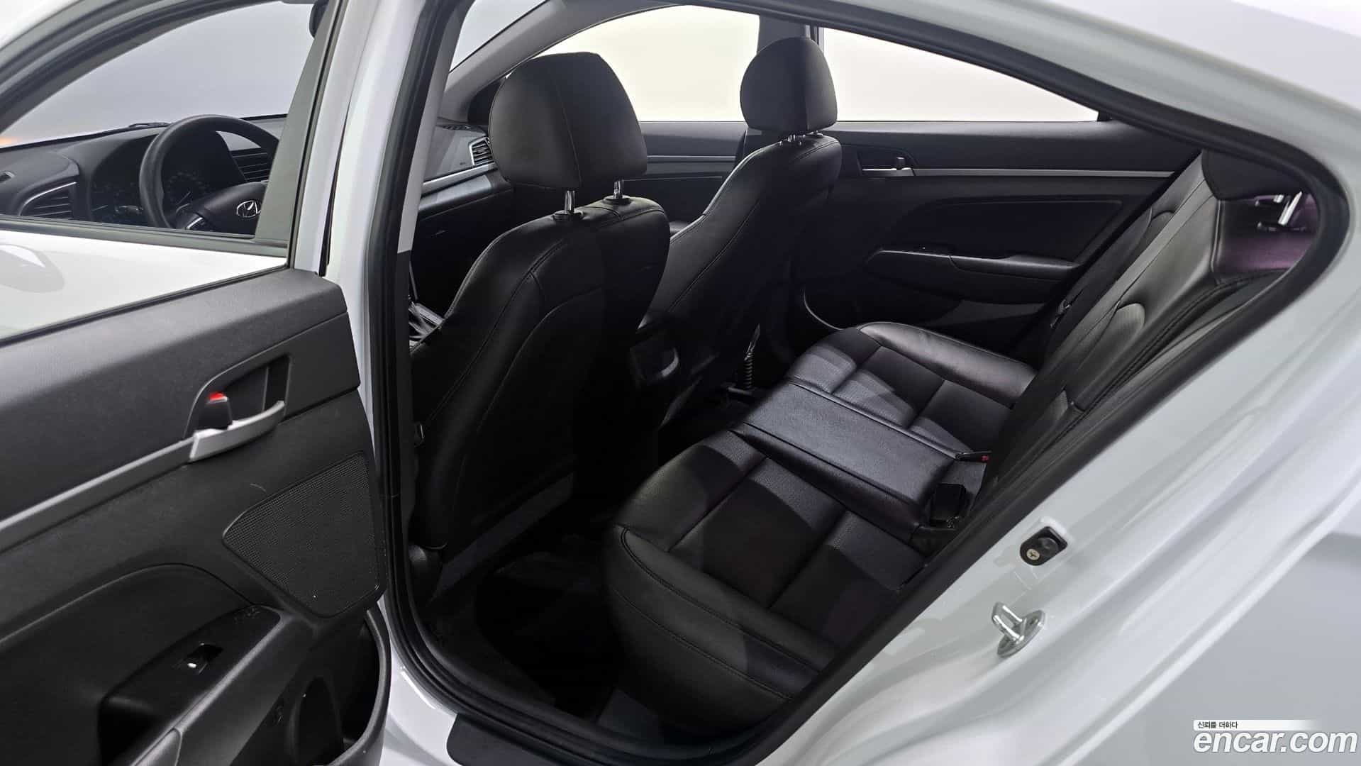 AVANTE Hyundai 2017.6-OPTION-016