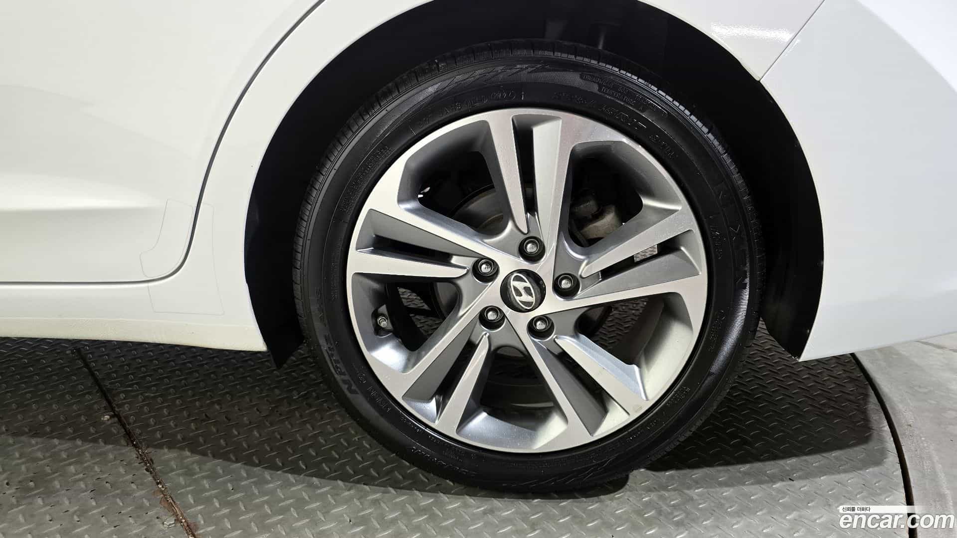 AVANTE Hyundai 2017.6-OUTER-031