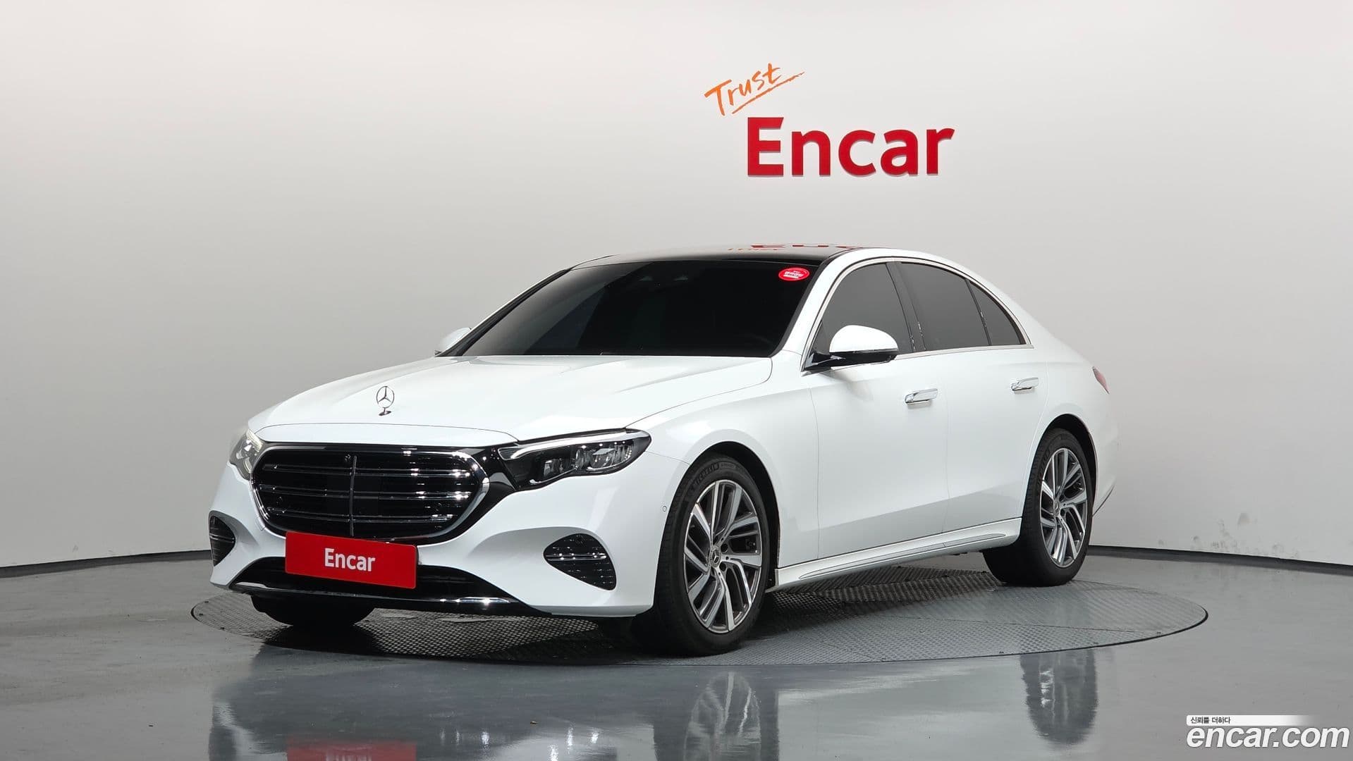 Main__Slider__Photo:E-Class Mercedes-Benz 2024.8-0