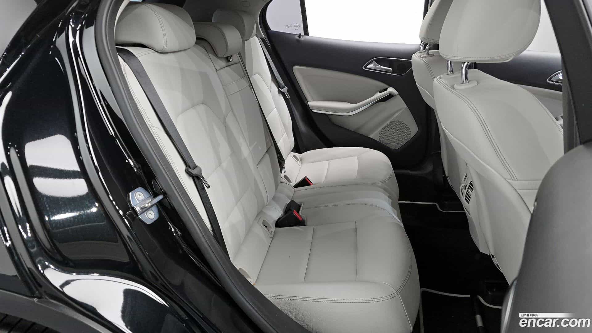 GLA-Class Mercedes-Benz 2018.10-OPTION-015