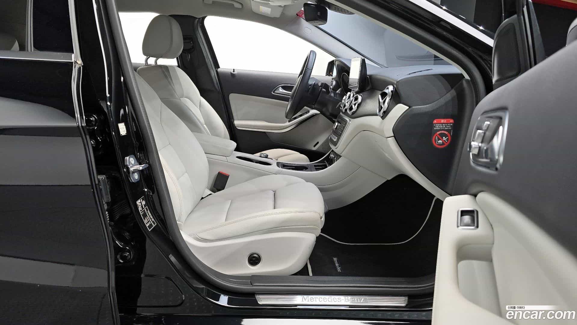 GLA-Class Mercedes-Benz 2018.10-INNER-036