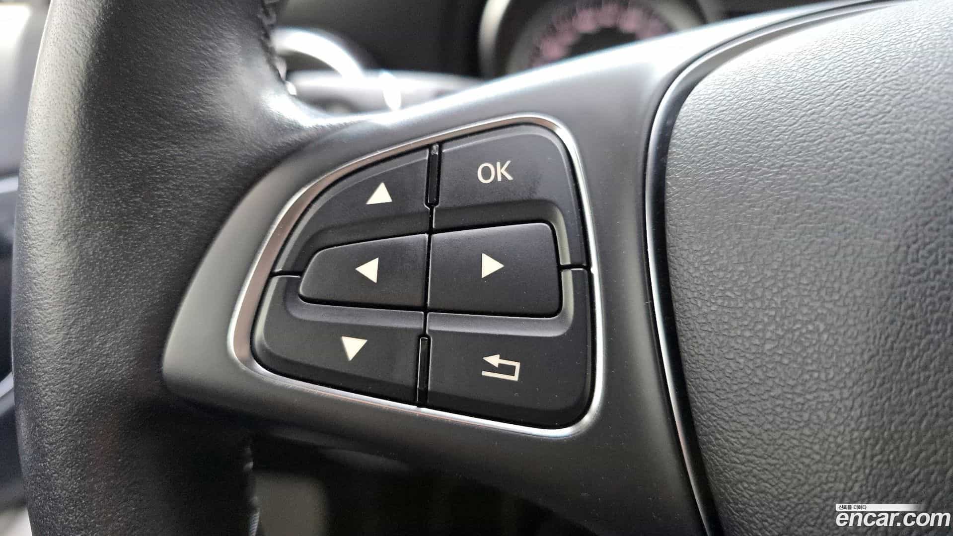 GLA-Class Mercedes-Benz 2018.10-OPTION-042