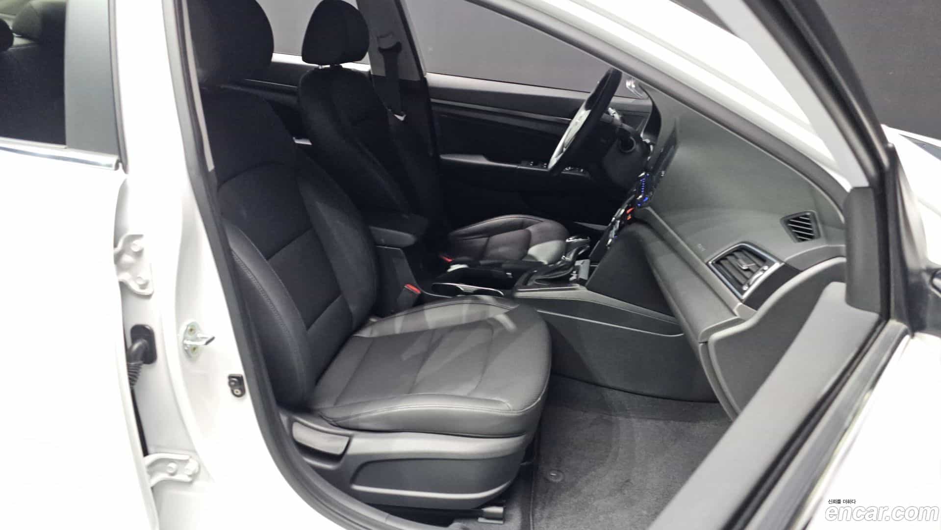 AVANTE Hyundai 2015.10-OPTION-015