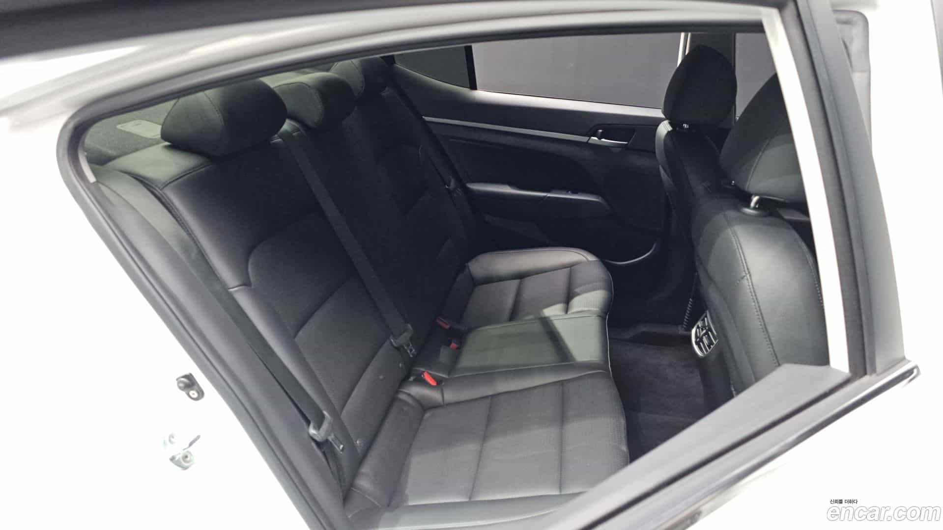 AVANTE Hyundai 2015.10-OPTION-016