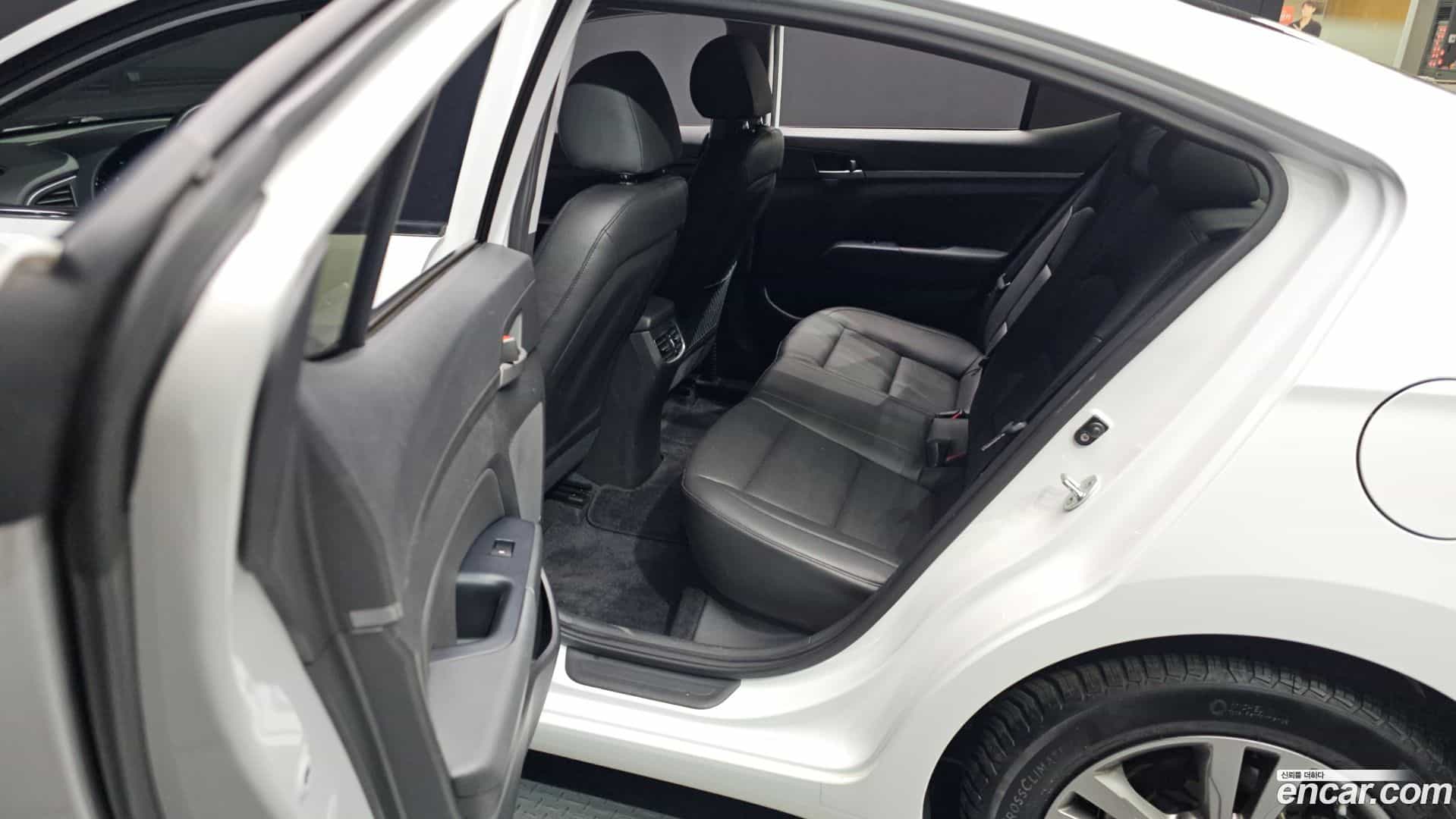 AVANTE Hyundai 2015.10-OPTION-017
