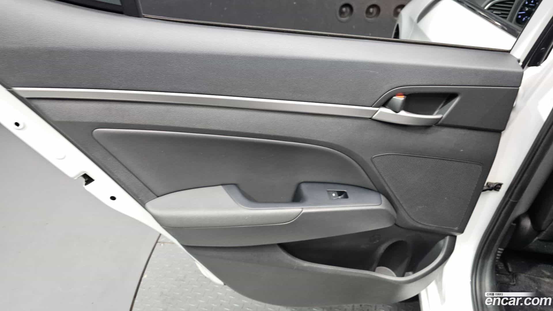 AVANTE Hyundai 2015.10-INNER-035