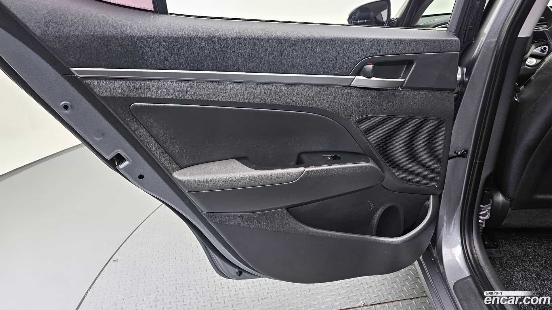 AVANTE Hyundai 2016.0-INNER-035