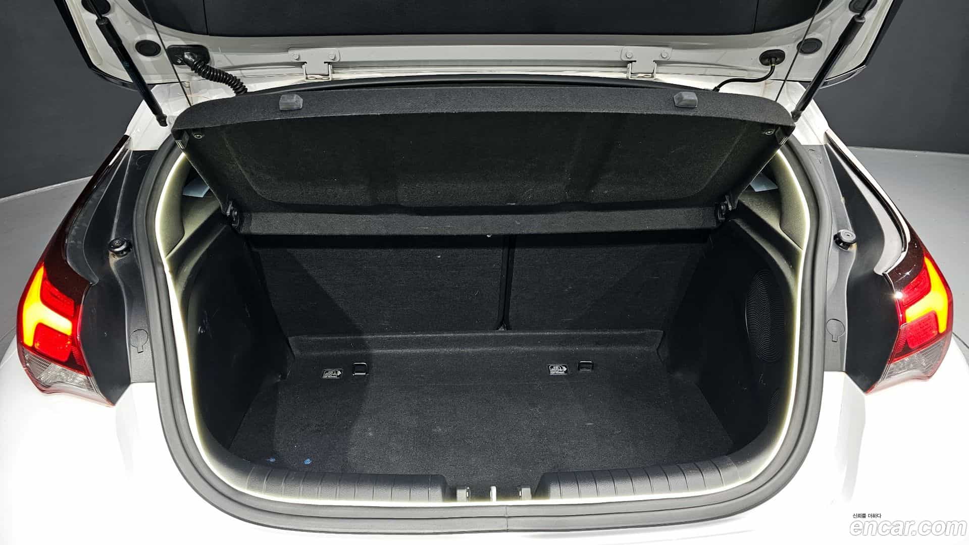 Veloster Hyundai 2018.7-OPTION-024
