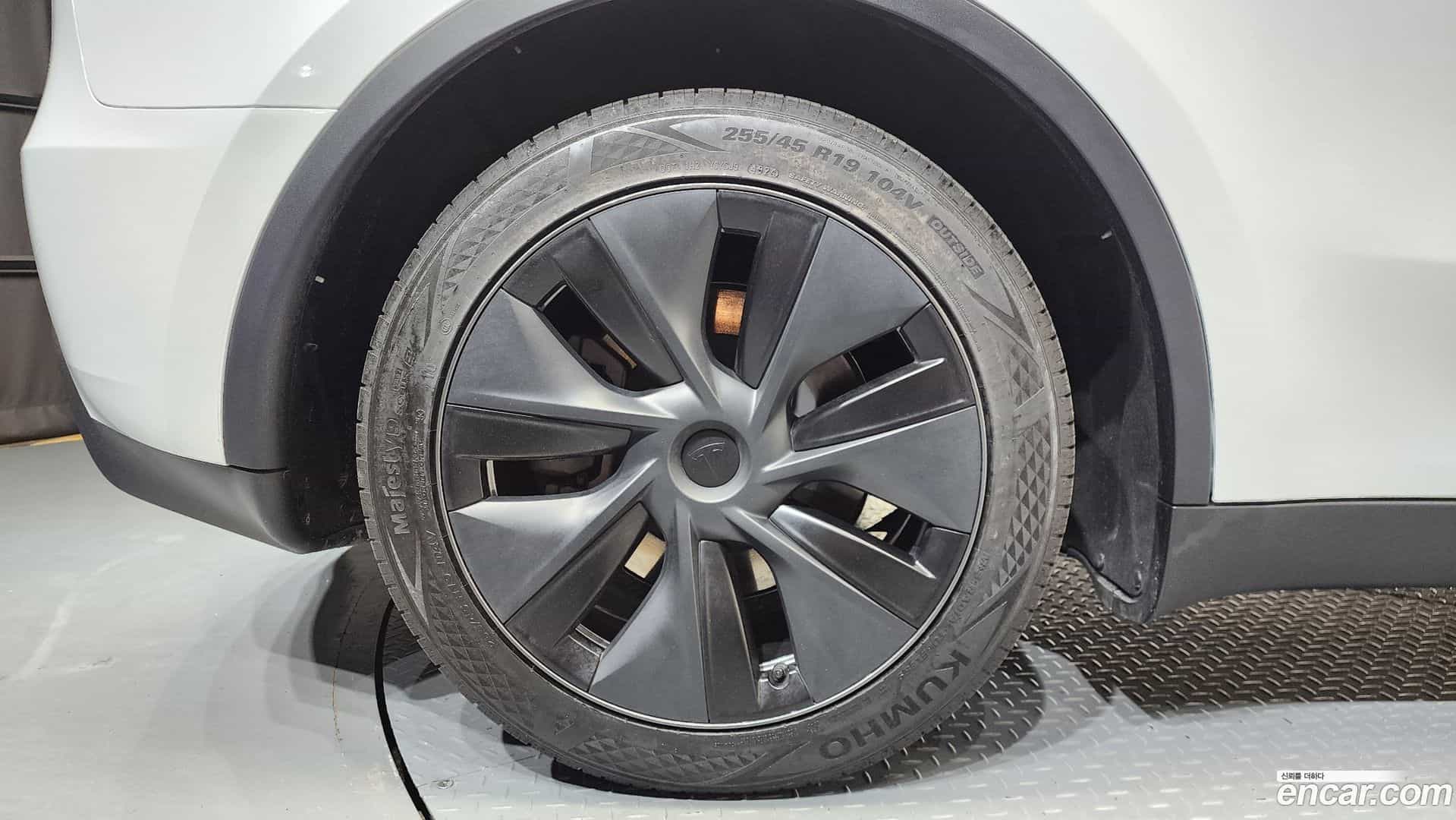 Model Y Tesla 2025.1-OUTER-005