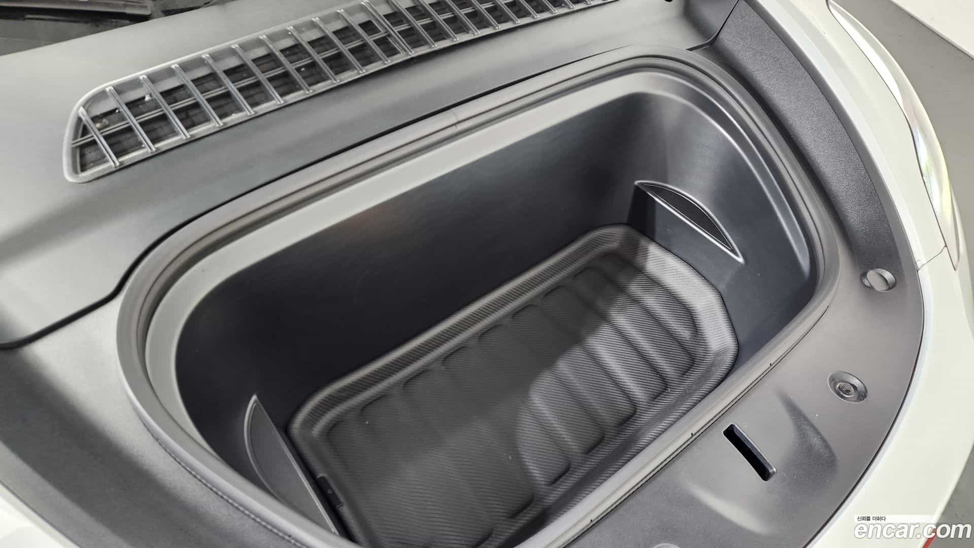 Model Y Tesla 2025.1-OUTER-006