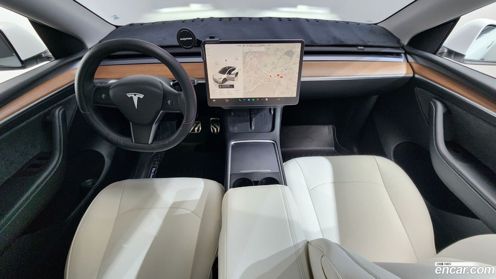 Main__Slider__Photo:Model Y Tesla 2025.1-6