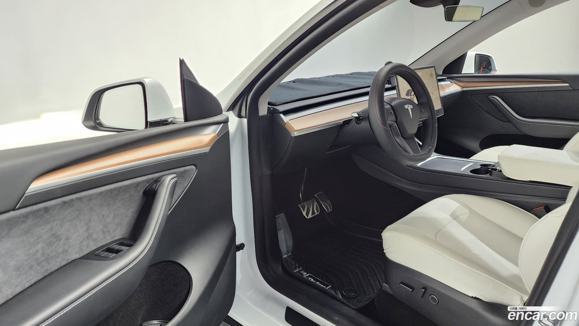 Main__Slider__Photo:Model Y Tesla 2025.1-9