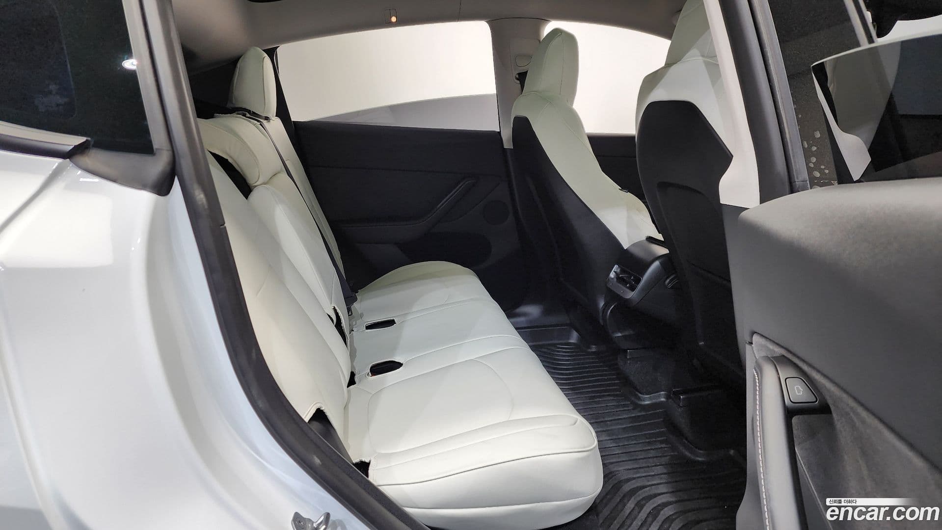 Main__Slider__Photo:Model Y Tesla 2025.1-11