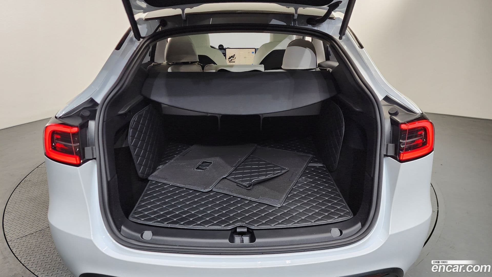 Main__Slider__Photo:Model Y Tesla 2025.1-17