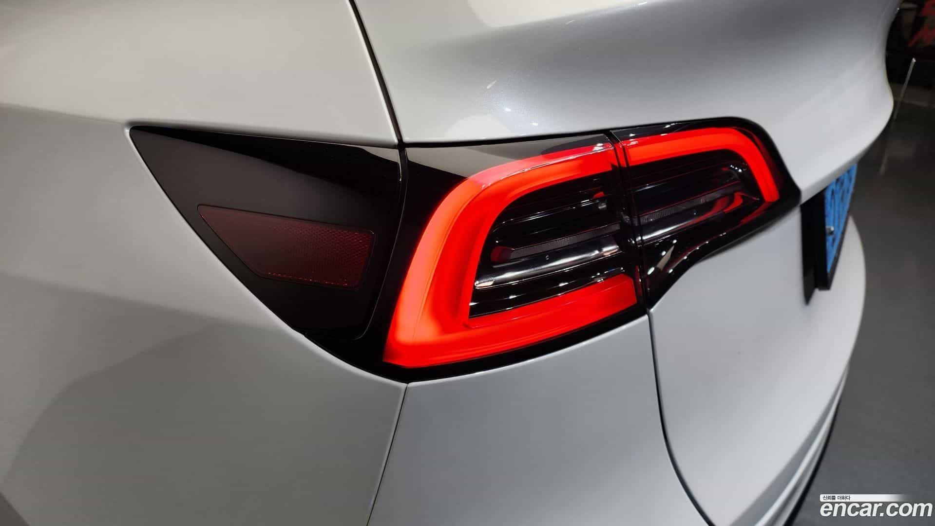 Model Y Tesla 2025.1-OUTER-033