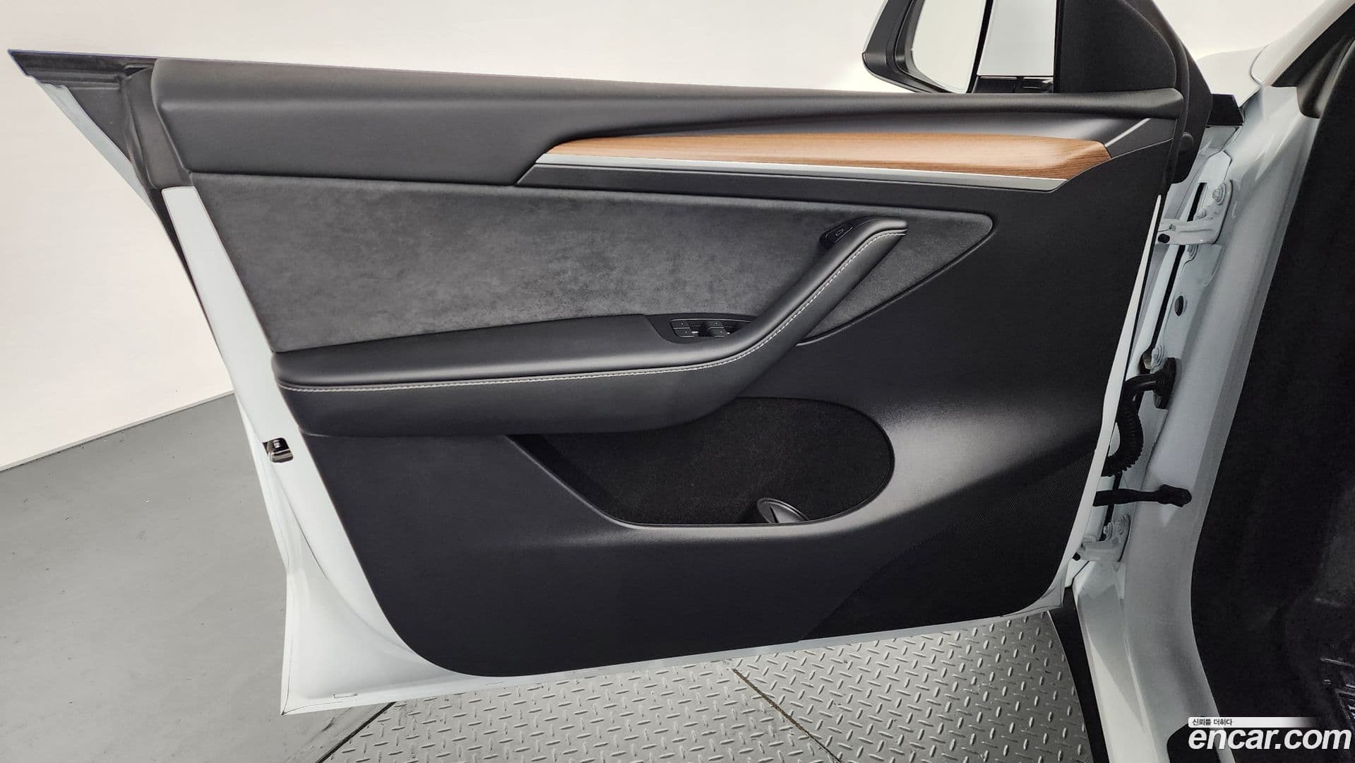 Main__Slider__Photo:Model Y Tesla 2025.1-23